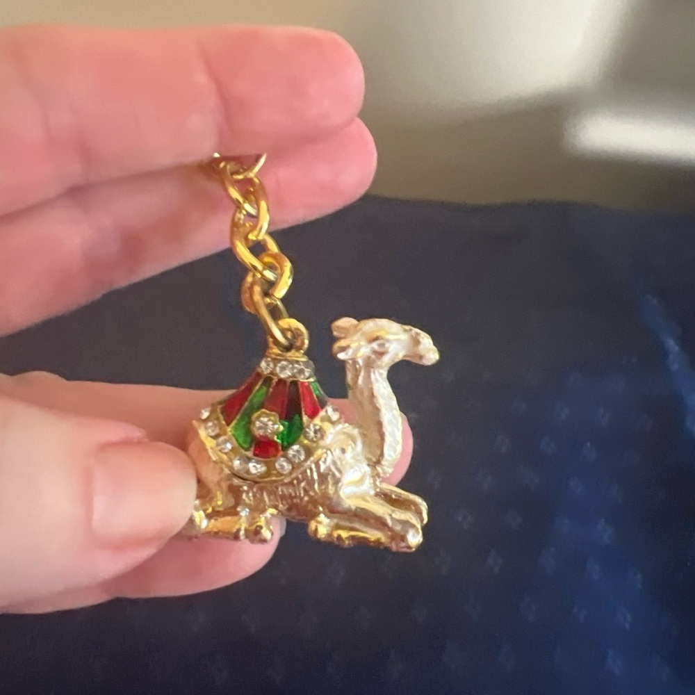Beautiful Camel With Rhinestones Keychain - Picture 10 of 10